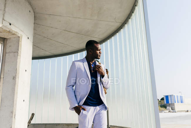Homem negro na moda em escadas — Fotografia de Stock