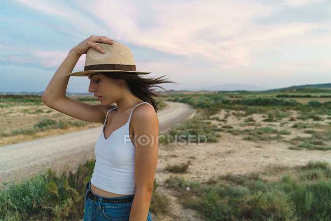 Woman posing with hat in nature — Stock Photo