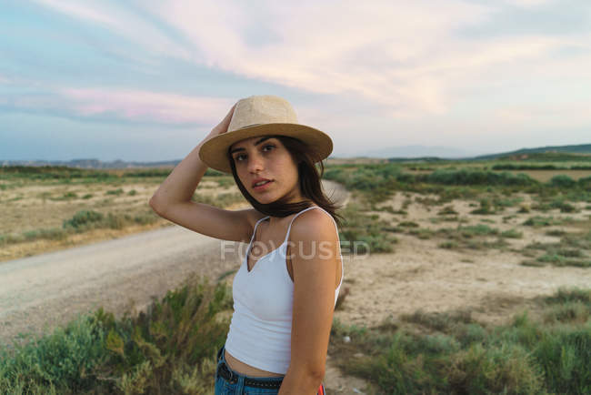 Femme posant avec chapeau dans la nature — Photo de stock