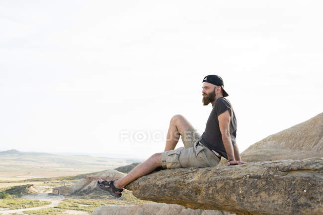 Mann entspannt sich auf Klippe — Stockfoto