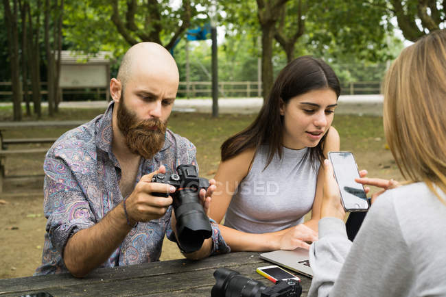 Amigos com câmera no parque — Fotografia de Stock