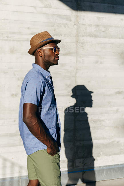 Стильный черный мужчина позирует на улице — стоковое фото