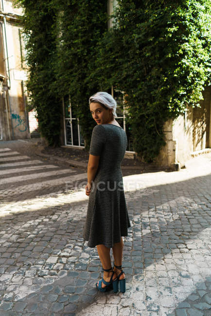 Frau posiert auf Straße — Stockfoto
