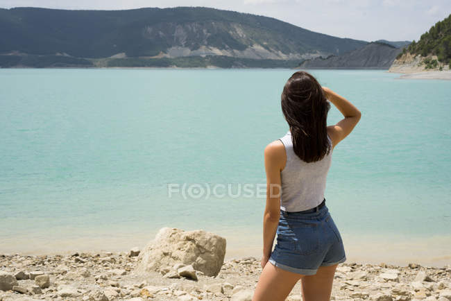 Femme posant sur la pierre — Photo de stock