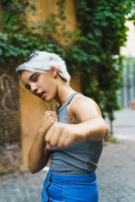 Сміється дівчина на вулиці — стокове фото