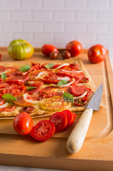 Torta de tomate com cebola e manjericão — Fotografia de Stock