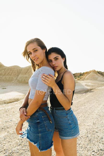 Mujeres posando en colinas arenosas - foto de stock