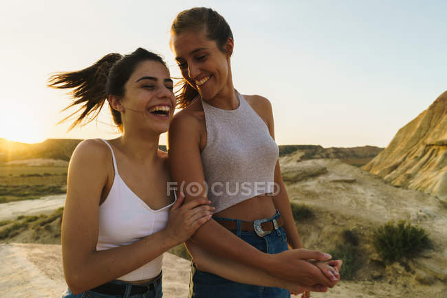 Femmes heureuses marchant sur la colline — Photo de stock