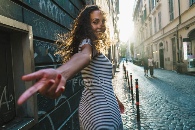 Viajero alegre posando en la calle - foto de stock