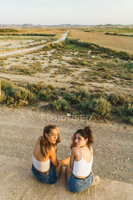 Mulheres bonitas sentadas no telhado — Fotografia de Stock