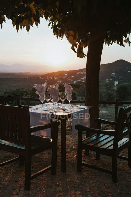 Tisch draußen auf der Landschaft — Stockfoto