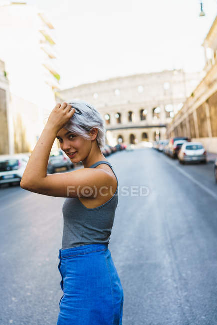 Femme riante posant dans la rue — Photo de stock
