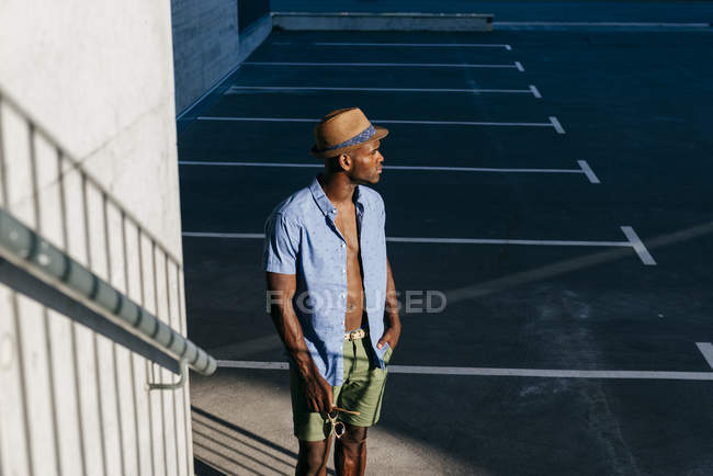 Стильний чорний чоловік позує на вулиці — стокове фото