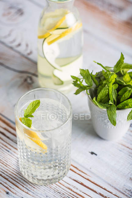 Bebida de verão com limão e hortelã — Fotografia de Stock