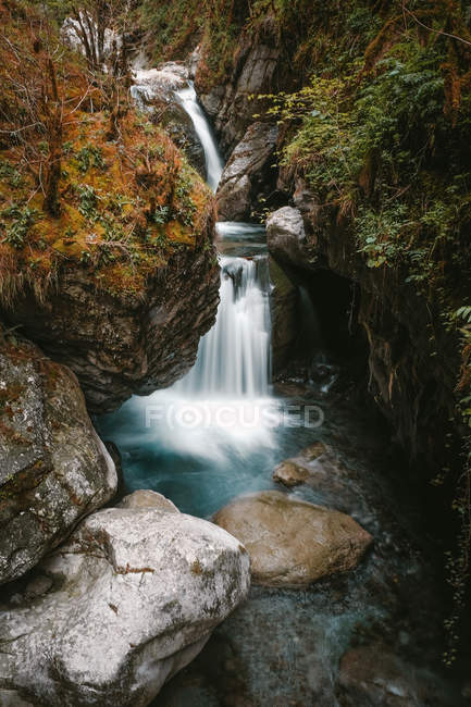 Gorge com fluxo de água em rochas — Fotografia de Stock
