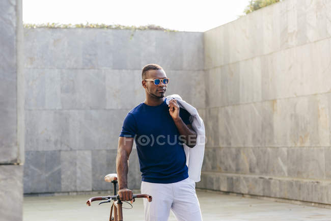 Модний чорний чоловік з велосипедом — стокове фото