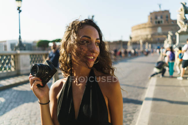 Mulher tirando foto de passeios — Fotografia de Stock