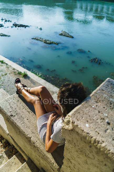 Träumender Tourist posiert auf Straße — Stockfoto