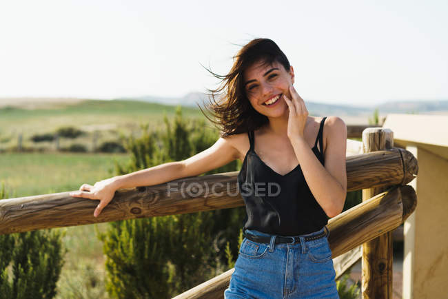 Досить усміхнена жінка в сільській місцевості — стокове фото