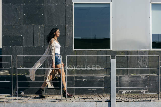 Donna allegra che cammina per strada — Foto stock