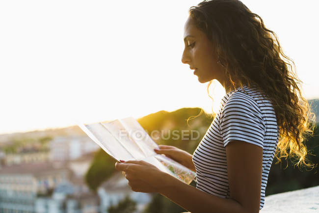 Chica leyendo mapa en la calle - foto de stock