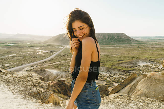 Jolie femme sur la falaise — Photo de stock