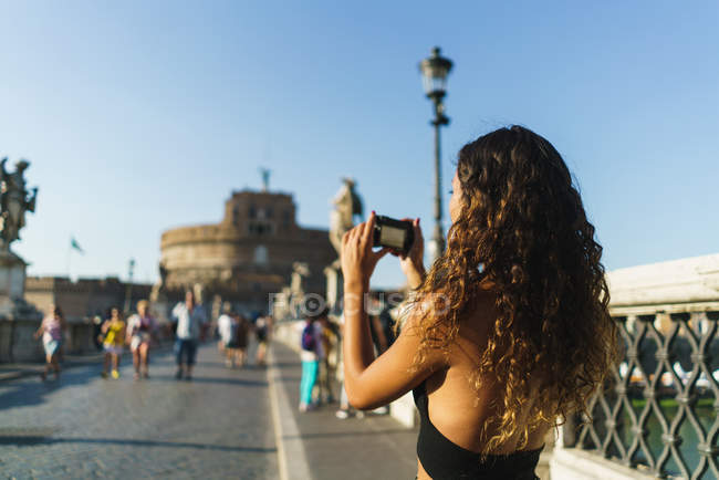 Mujer tomando fotos de turismo - foto de stock