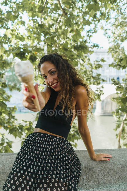 Cheerful traveler with ice cream cone — Stock Photo