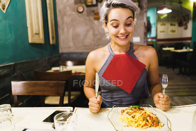 Mujer contenta comiendo - foto de stock