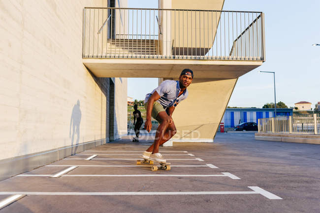 Homme chevauchant skateboards à la rue — Photo de stock