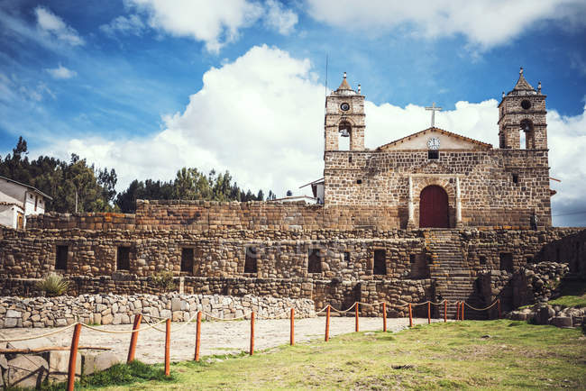 Iglesia antigua colocada sobre antiguas ruinas del templo Inca, pueblo Vilcashuaman, Ayacucho, Perú . - foto de stock