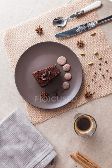Gâteau servi sur un sac en tissu — Photo de stock