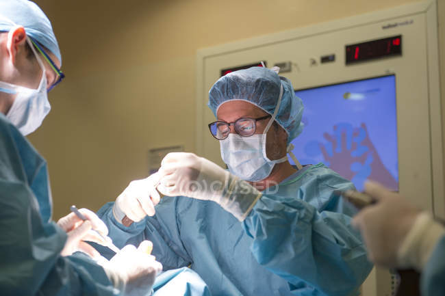 Retrato de cirujanos operando en el hospital - foto de stock