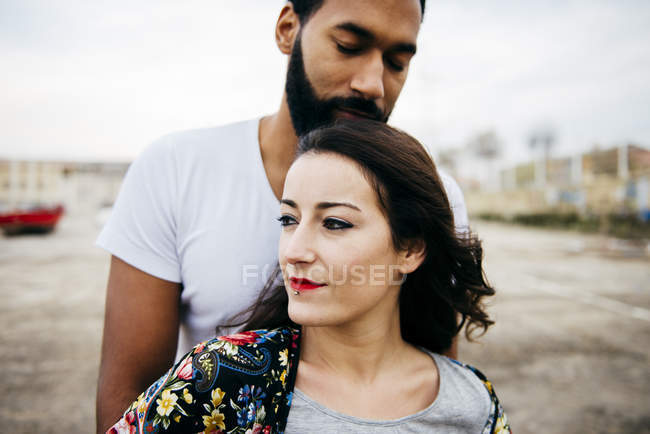 Couple embrassant la scène urbaine — Photo de stock
