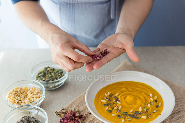 Cook decorating table with dried flowers — Stock Photo
