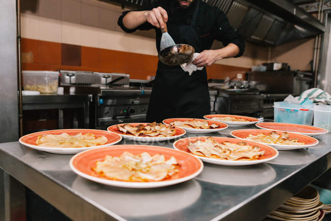 Nahaufnahme von Tellern mit Geschirr in Reihe auf dem Tisch in der Restaurantküche — Stockfoto
