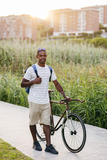 Homem andando com bicicleta — Fotografia de Stock