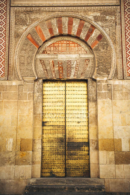 Vue extérieure de la cathédrale et de l'ancienne grande mosquée de Cordoue porte d'entrée — Photo de stock
