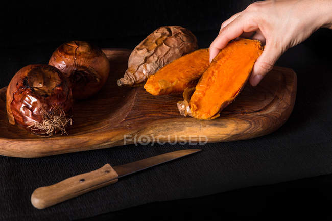 Запечена цибуля і солодка картопля — стокове фото
