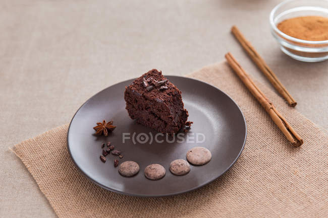 Kuchen auf Sacktuch serviert — Stockfoto
