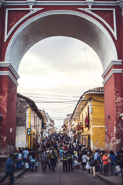 AYACUCHO, PÉROU - 30 DÉCEMBRE 2016 : La foule marche à travers un arc monumental — Photo de stock