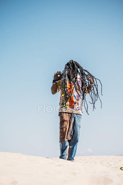 Homem acenando dreadlocks — Fotografia de Stock