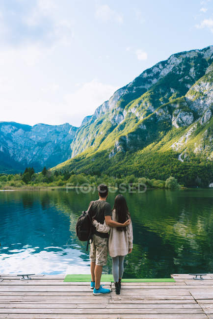 Paar umarmt sich auf Seebrücke — Stockfoto