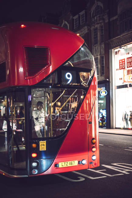 Bus à deux étages dans la nuit — Photo de stock