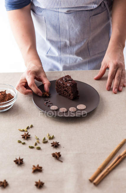 Cook serving plate with cake — Stock Photo
