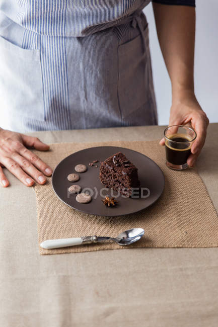 Кухар, який подає торт і каву — стокове фото