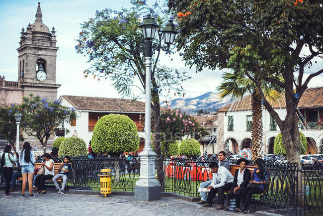 Ayacucho, Peru - 30. Dezember 2016: Menschen sitzen auf Bänken im Stadtpark — Stockfoto