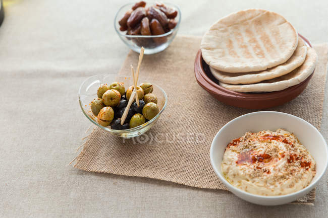 Hummus serviert mit Fladenbrot — Stockfoto
