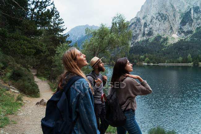 Des amis heureux dans les montagnes — Photo de stock
