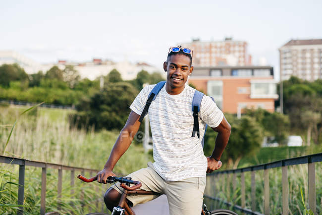 Hombre posando con bicicleta - foto de stock